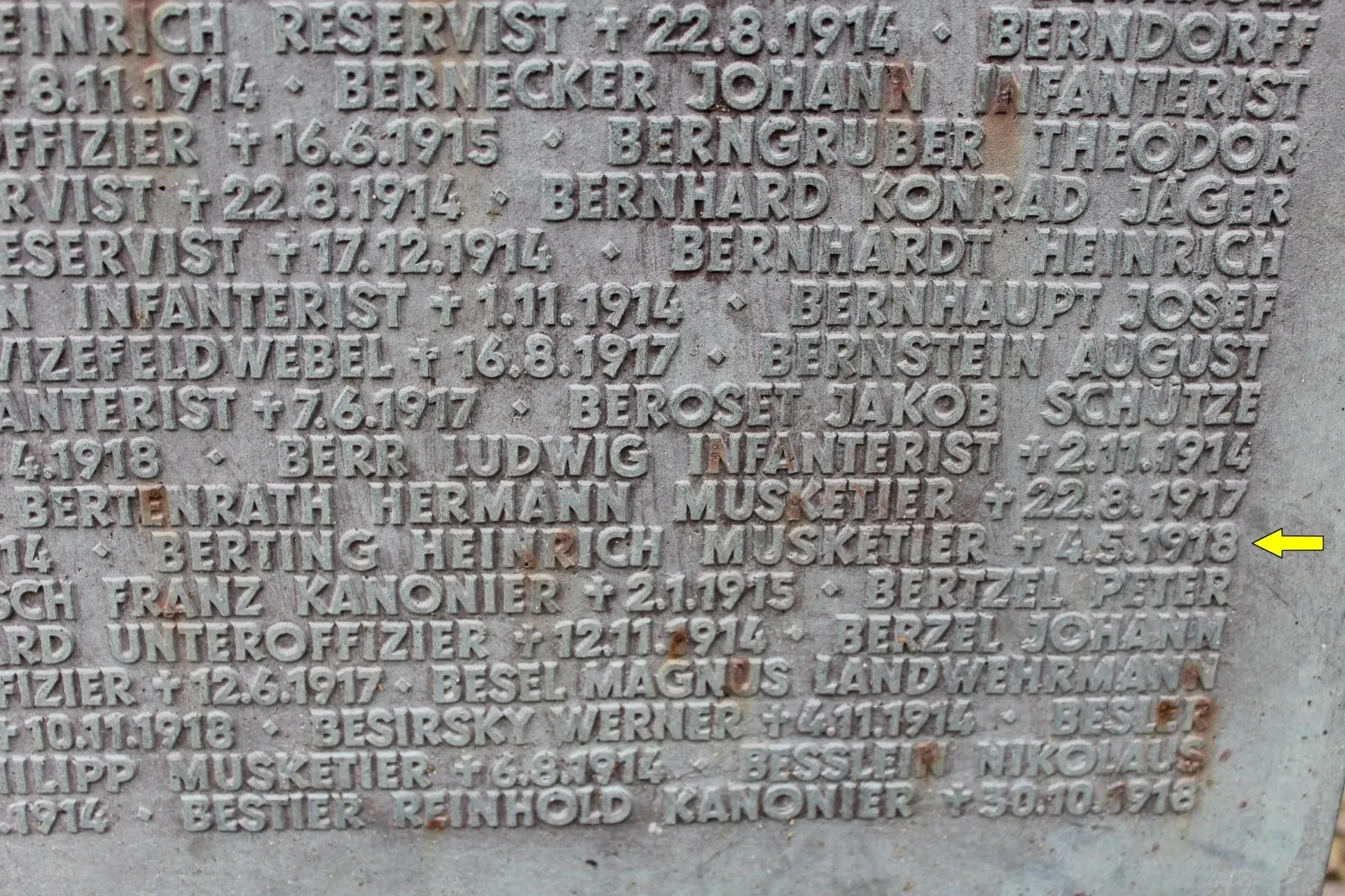 Tafel des Massengrabes mit mit einem gelben Pfeil markiert Tafel des Massengrabes mit mit einem gelben Pfeil markiert