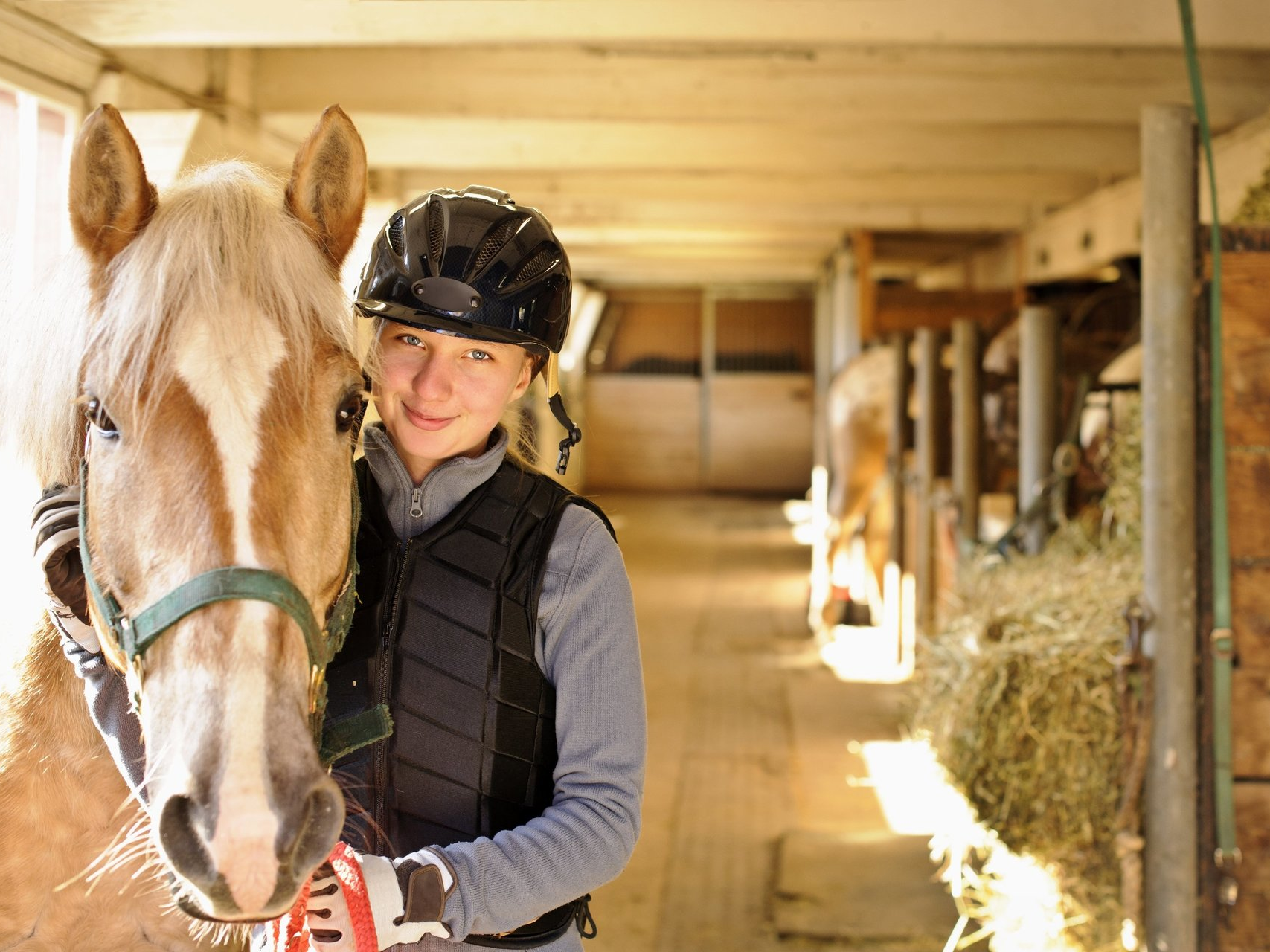 Mädchen mit Pony im Stall