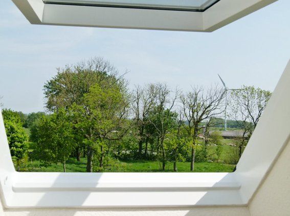 Geöffnetes Veluxfenster Blick in den Garten Landliebe