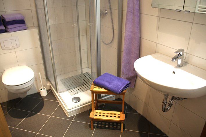 Badezimmer mit Holzhocker Mittenmang