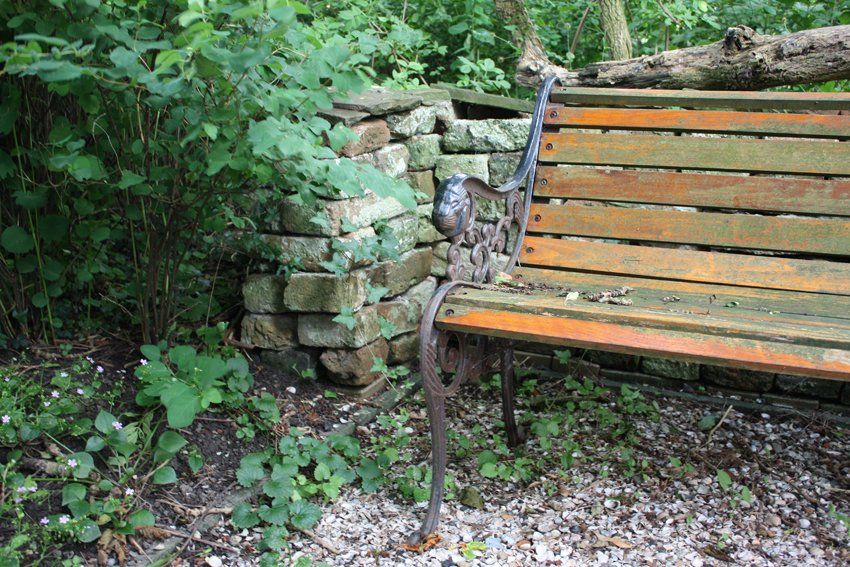 Alte Gartenbank im Garten