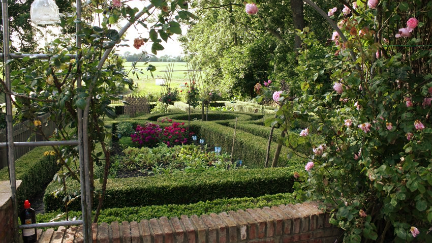 Bauern- und Landschaftsgarten mit Buchsbaumhecken
