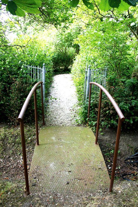 Brücke und Weg mit Muscheln
