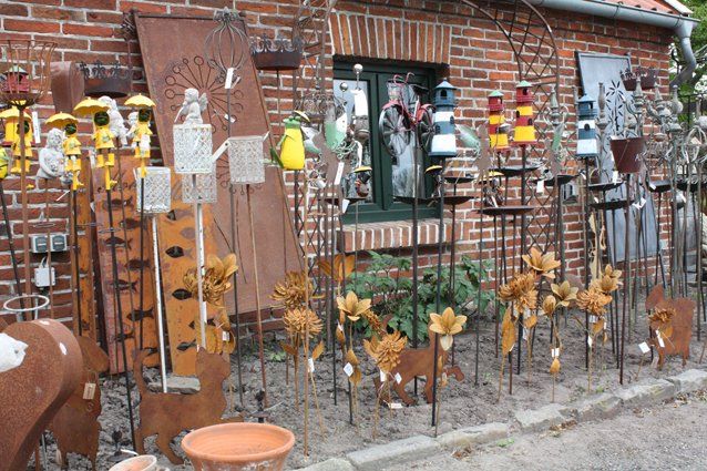 Viele Steckfiguren draussen