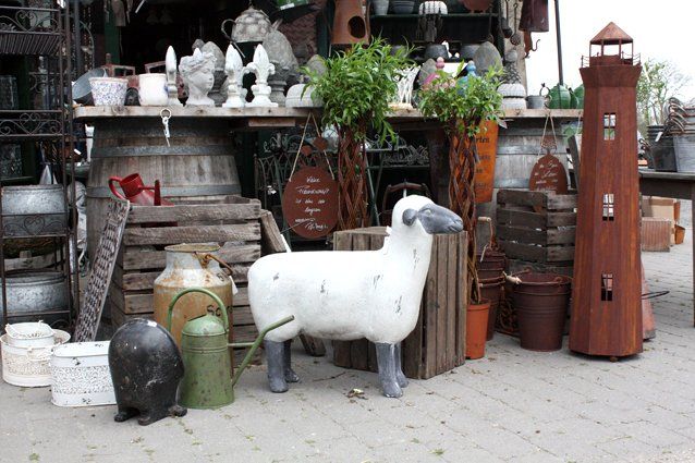 Schaf aus Beton vor Kiste