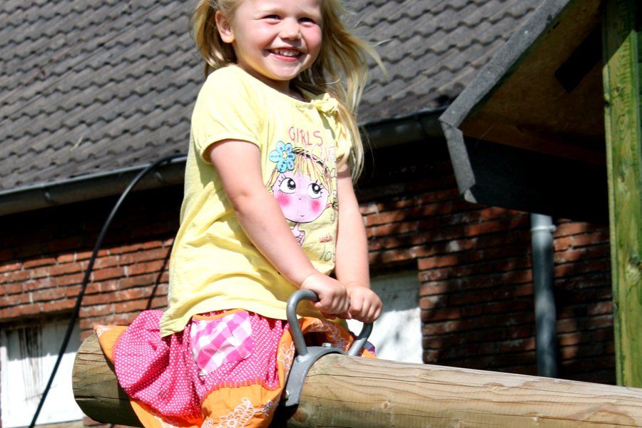 Mädchen auf Wippe