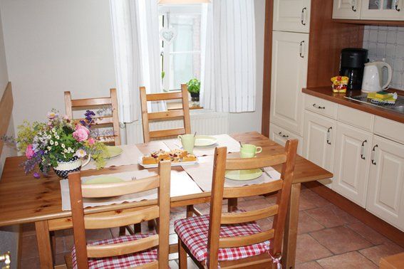 Gedeckter Esstisch mit vier Stühlen Tuskulum