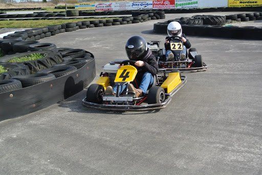 Kartfahrer auf einer Kartbahn in Marienhafe