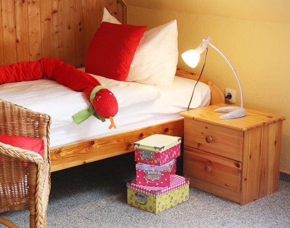 Kinderzimmer mit Stoffschlange auf Bett Kiek wiet