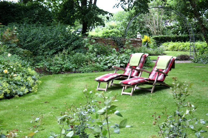 Zwei Liegestühle auf dem Rasen
