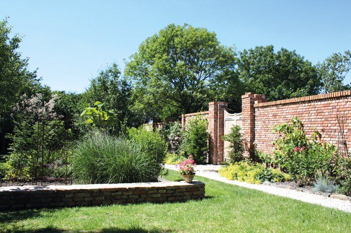 Alte Mauer an der Gartengrenze