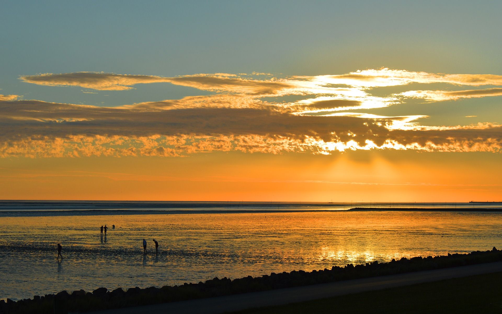 Die Nordsee am Deich bei Dämmerung