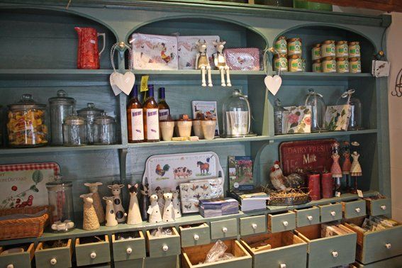 Regal mit vielen Dekoartikeln