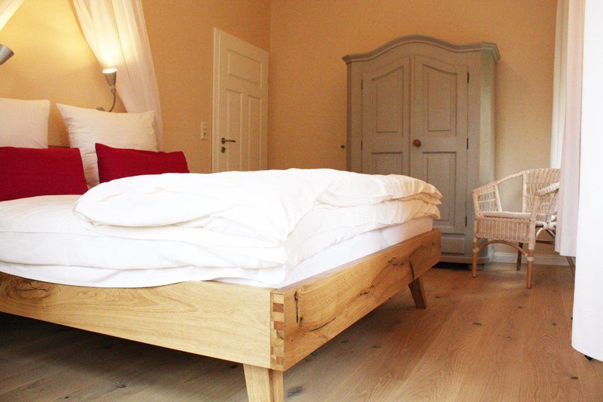 Schlafzimmer mit blauem Bauernschrank Tuskulum