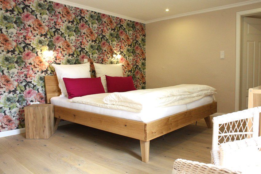 Schlafzimmer mit Blumentapete Mittenmang