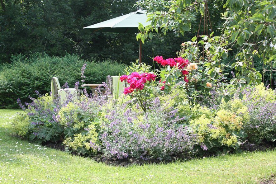 Sitzecke hinter einem Blumenbeet