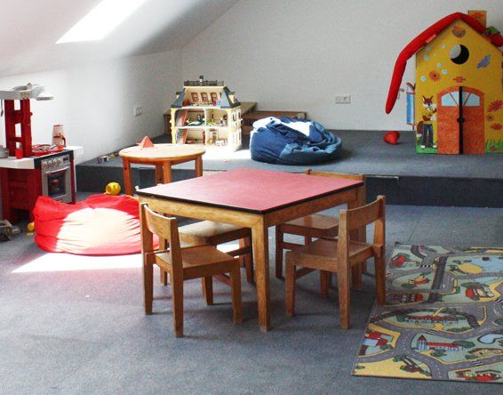 Spielboden mit vielen Spielsachen