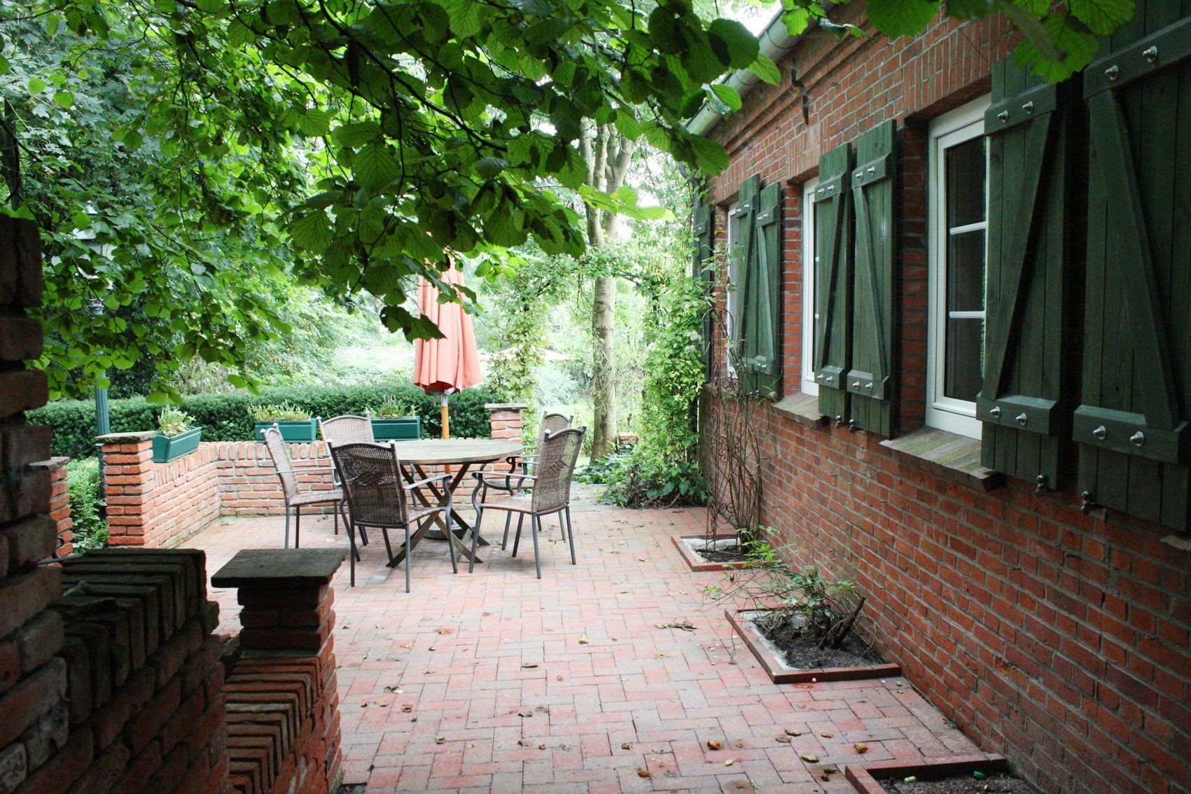 Terrasse mit Holzbank Tuunhuus