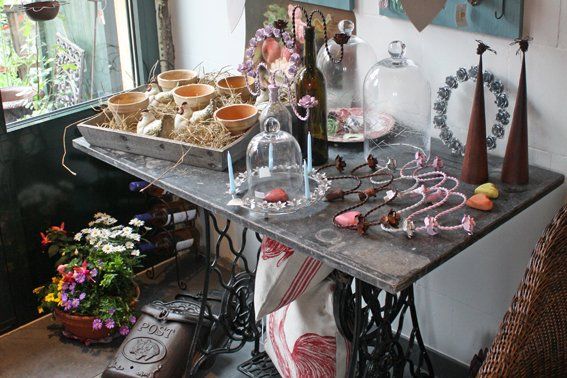 Dekoartikel im Laden auf einem Tisch