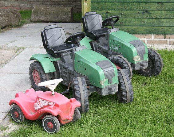 Kindertrecker und Bobycars auf der Wiese