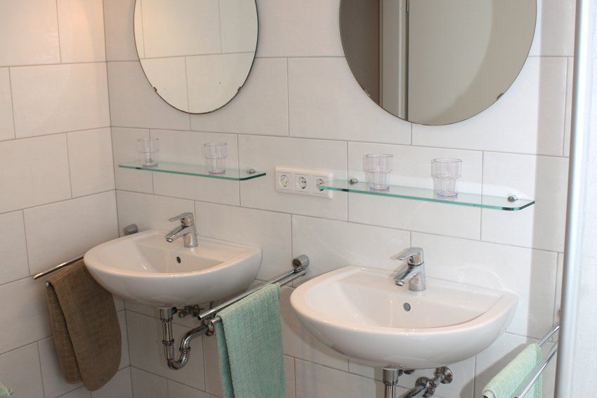 Badezimmer mit zwei Waschbecken Tuunhuus