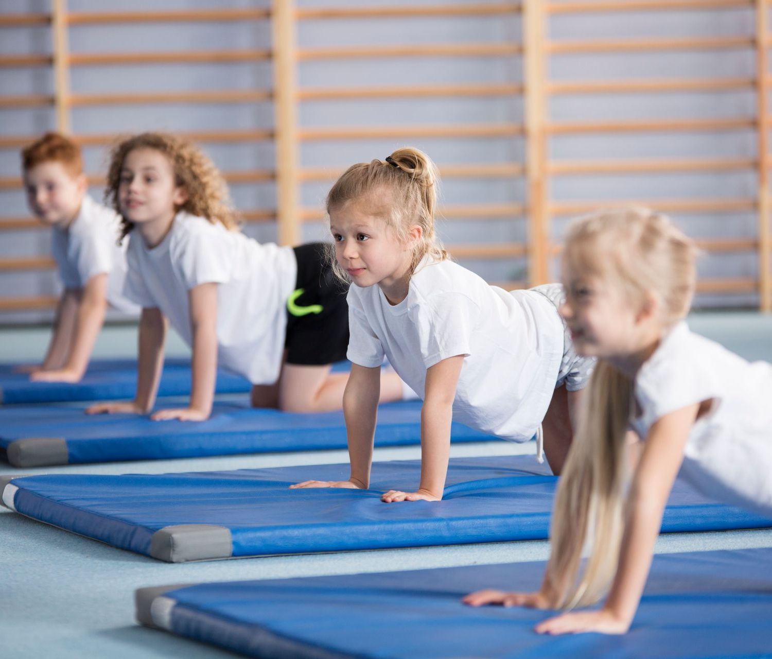family to book Kindersport Kind mit Ball