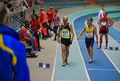 Los corredores se preparan para tomar la salida en la prueba de 200 metros del Campeonato de España de Atletas Veteranos en Pista Cubierta