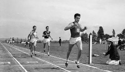 Zamperini gana en Seattle, en 1939, la milla del campeonato universitario de EE UU