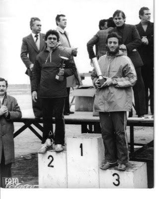 En el pódium, Isidro Martín Cuadrado y Javier Tornero Pingarrón. Cross Club Atlético Getafe que ganó Tornero, 06 de enero de 1979. En la tribuna se ven a Ángel Gérica, Antonio Duperier y Javier Carrión, que era entonces presidente del Club Atlético Getafe.