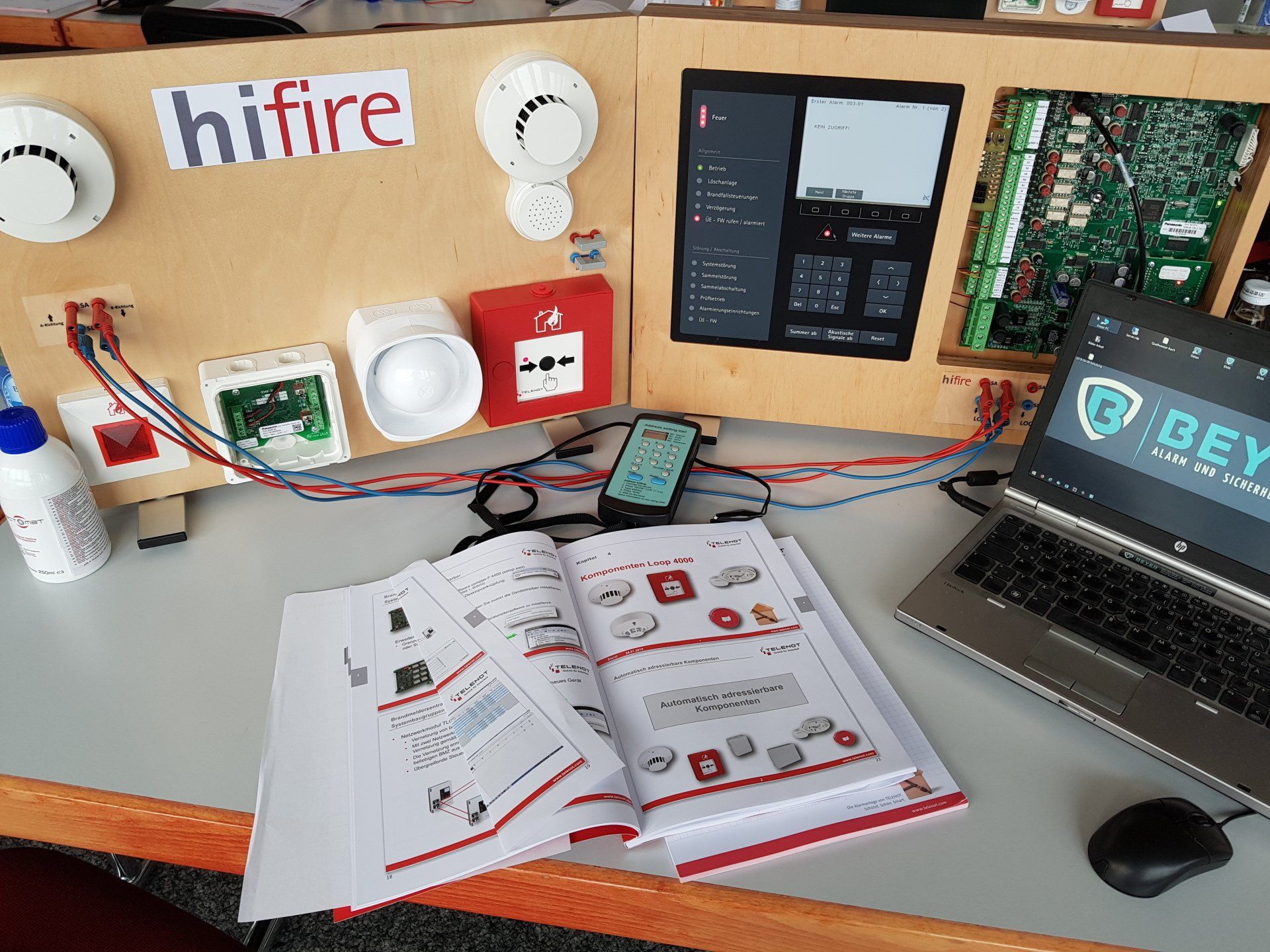 Schulungstafel für das neue Brandmeldesystem hifire 400 von Telenot Telenot hifire 4000 Schulung