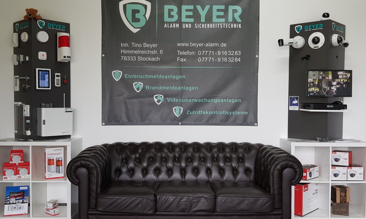 Voll funktionsfähige Messewände mit zahlreichen Komponenten der Gefahrenmelde- und Videoüberwachungstechnik bestückt. Messwand Einbruchmeldeanlage