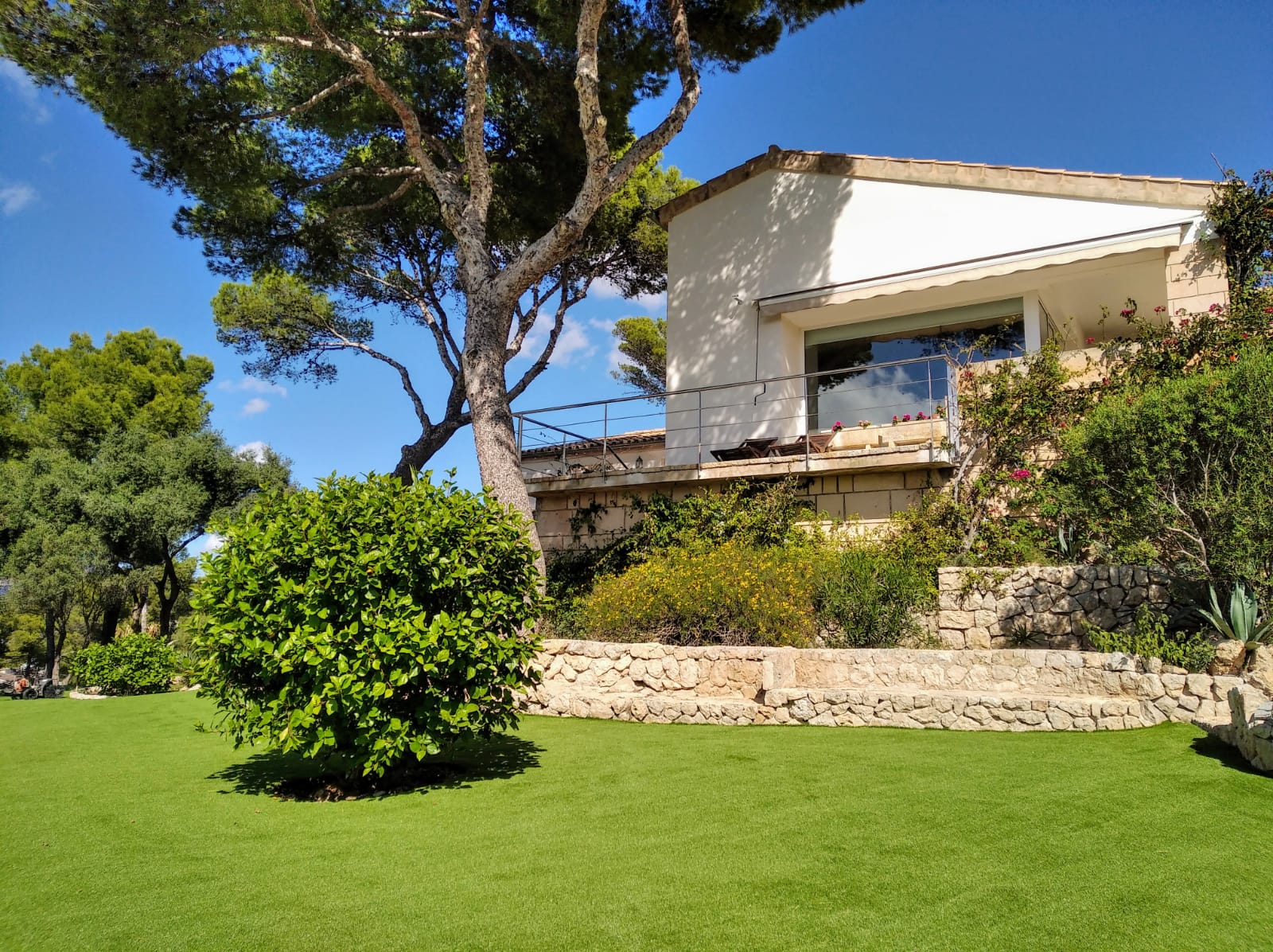 Instalación césped artificial jardín Jardinería Ànima Verda césped artificial jardín