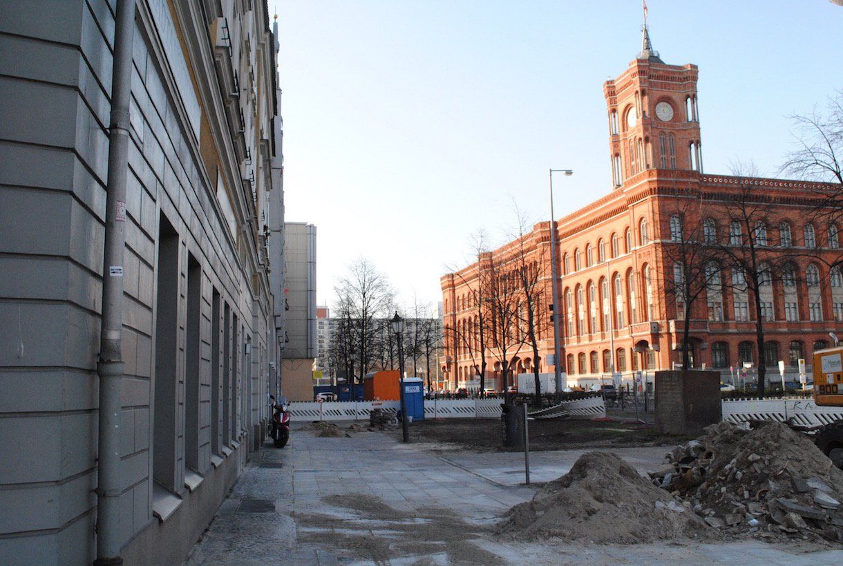 Rotes Rathaus, Blick in die Spandauer Straße