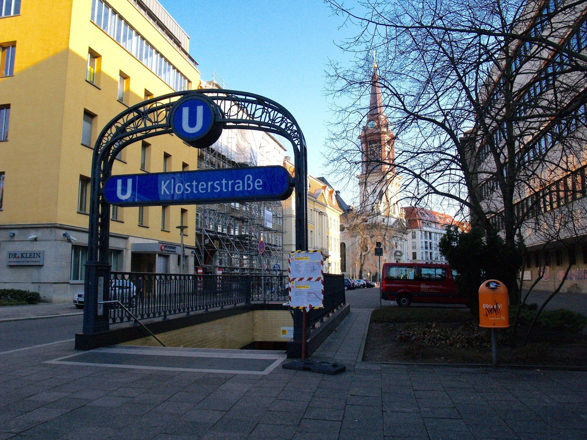 Klosterstraße mit Parochialkirche, hier: U-Bahnhof U2 und Podewil.