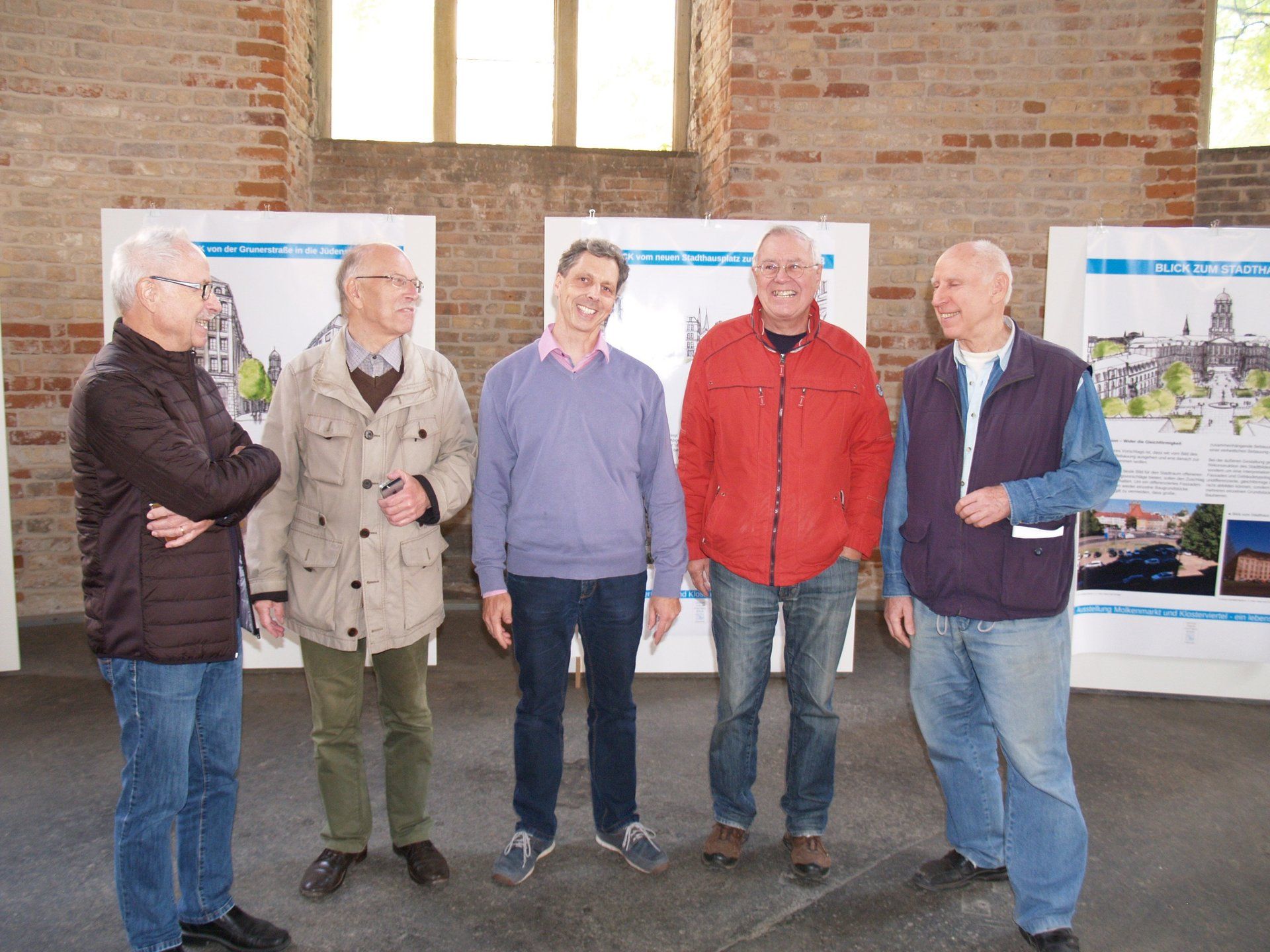 Herr Koch, Herrr Krüger, Herr Dr. Malliaris, Herr Laternser, Herr Raab beim Ausstellungsaufbau in der Parochialkirche