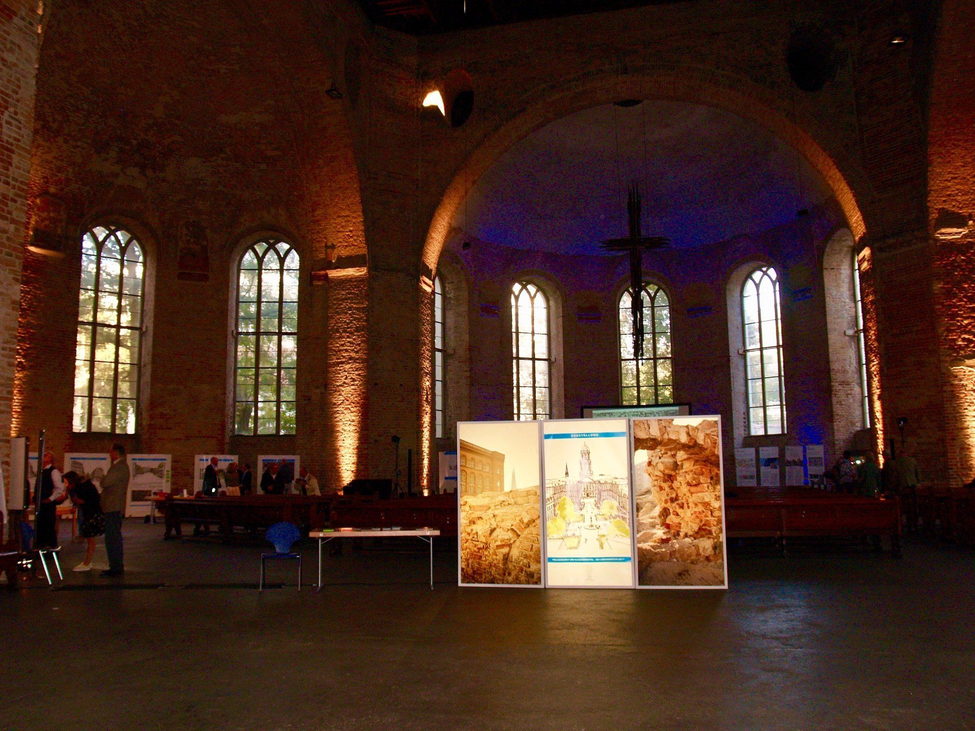 Ausstellung Anne Schäfer-Junker, Marc Jordi und Klaus Laternser beim Aufbau