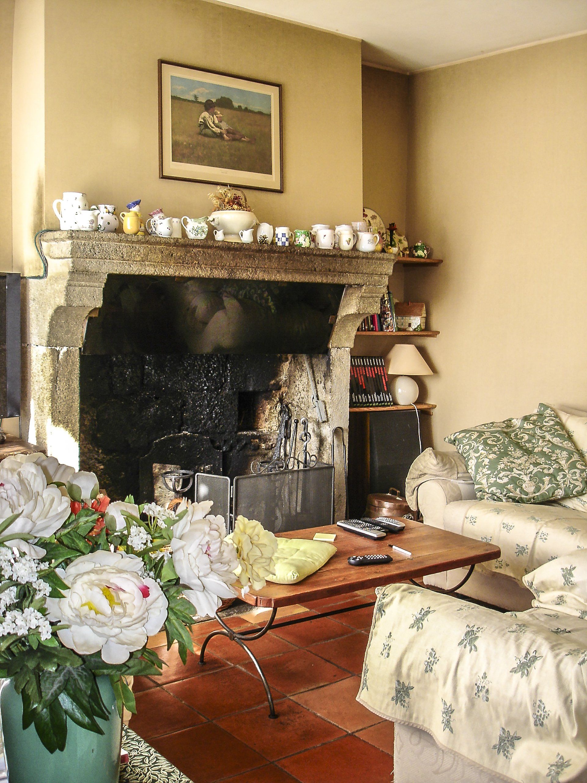 La grande cheminée du salon