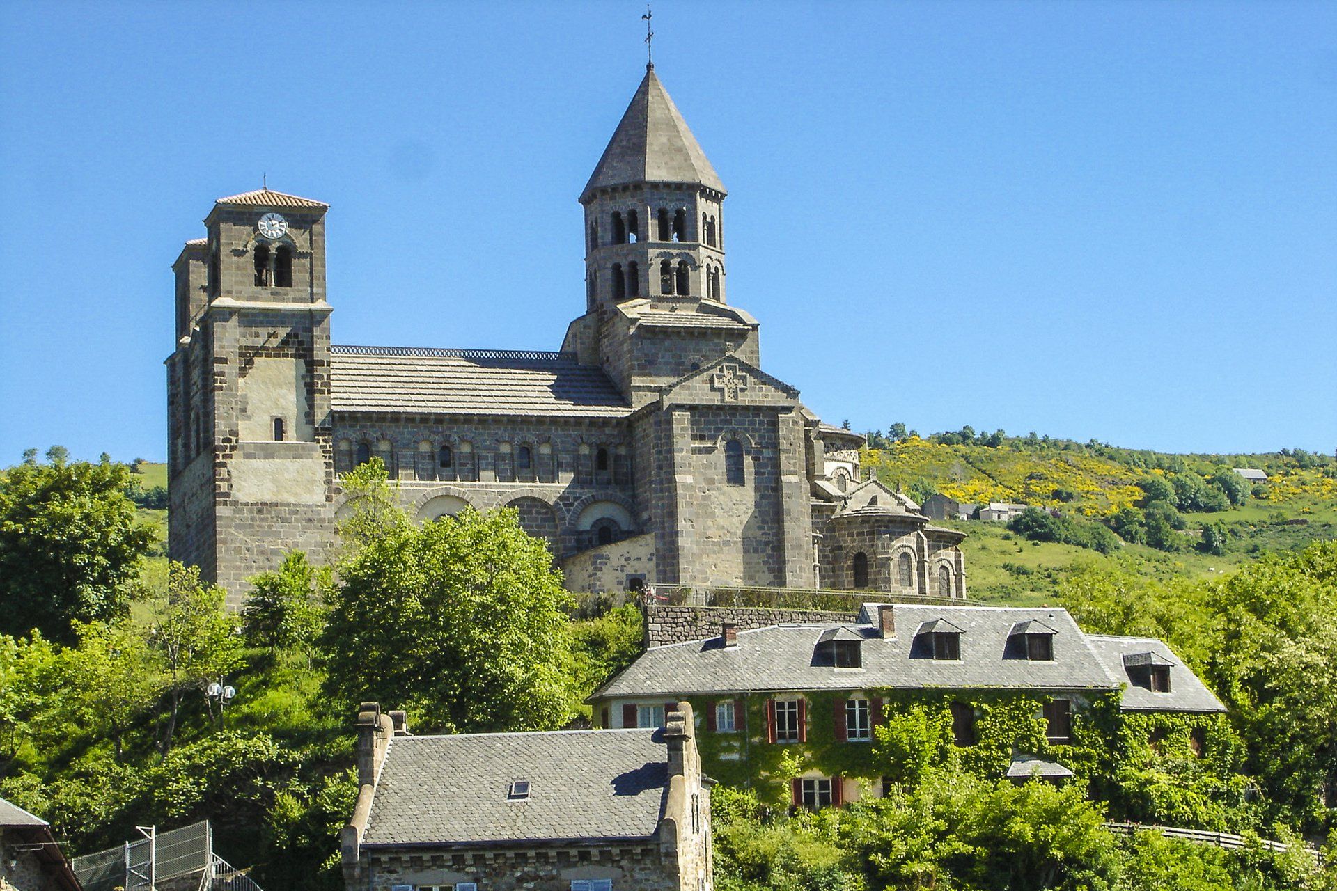 Vue de l'église de Saint-Nectaire Eglise de Saint-Nectaire