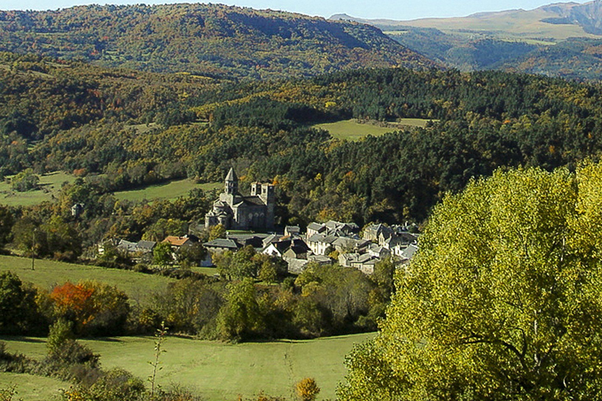 Panorama du village de Saint-Necatire dans le Puy-de-Dôme Village de Saint-Nectaire en Auvergne