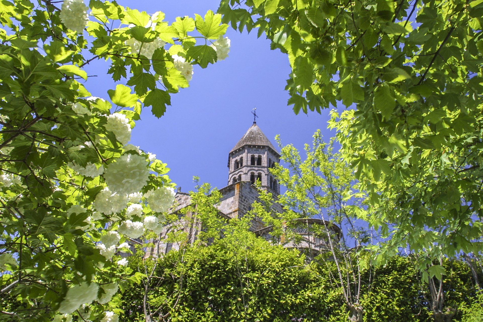 Vue de l'église de Saint-Nectaire Eglise de Saint-Nectaire