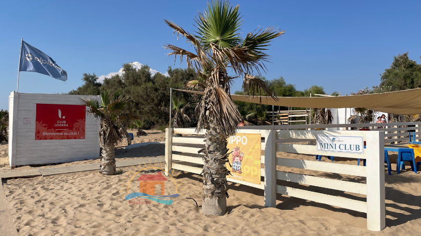 Spiaggia privata con sabbia finissima e dorata del Villaggio Athena Resort a Ragusa, ideale per famiglie e bambini piccoli.