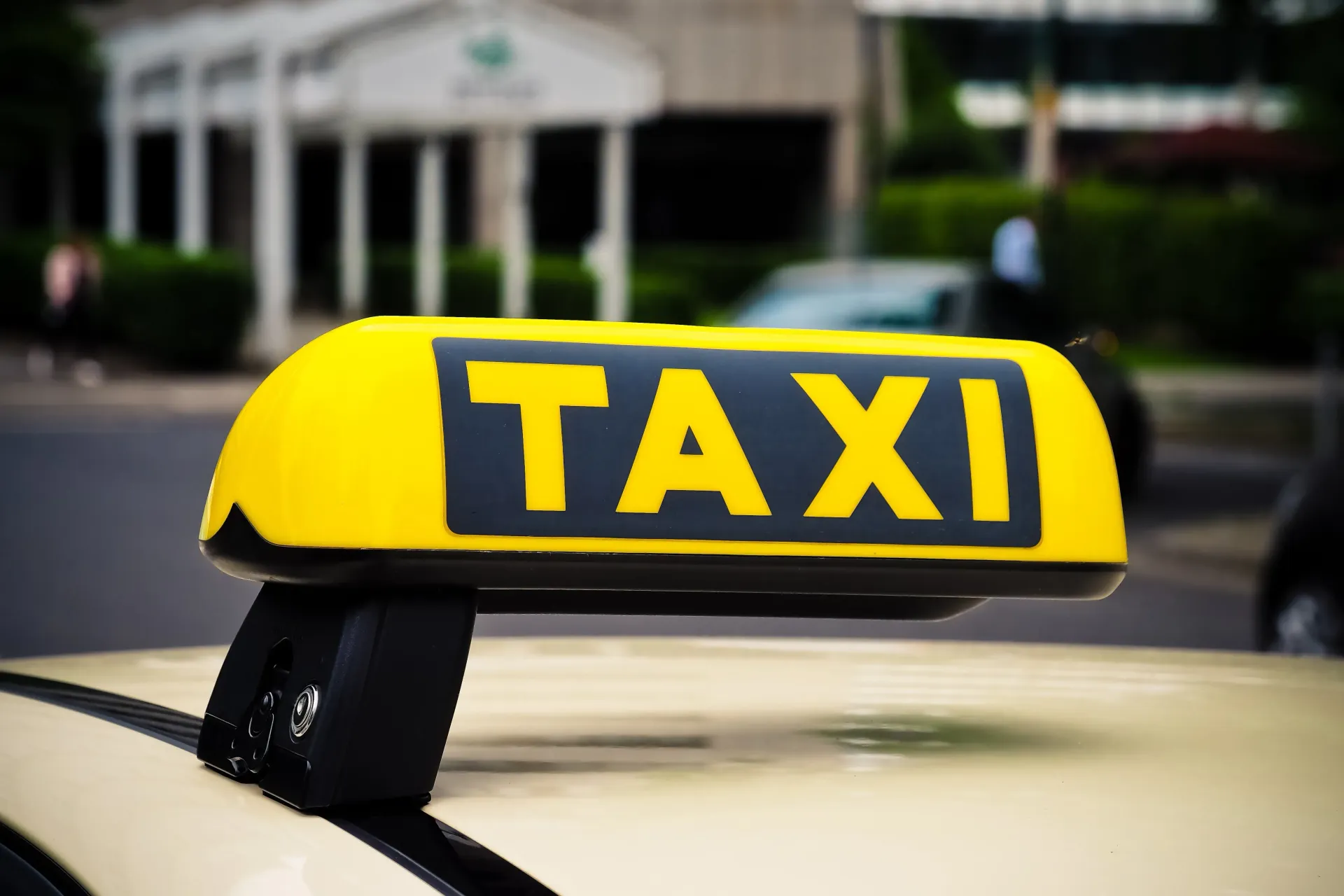 Taxischild vorm Krankenhaus