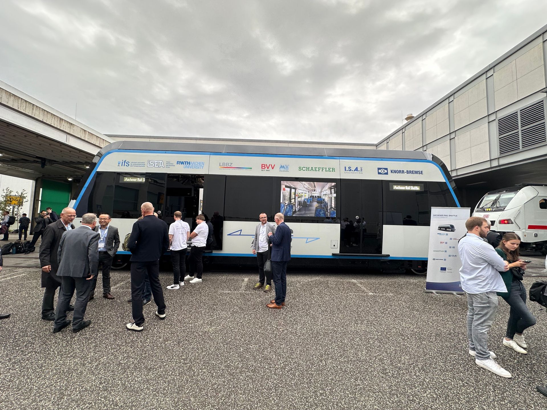 Das Aachener Railshuttle. Ein hochinnovatives Fahrzeug mit angepassten Standards für ländlichen Schienenverkehr der Zukunft. Das Aachener Railshuttle. Ein hochinnovatives Fahrzeug mit angepassten Standards für ländlichen Schienenverkehr der Zukunft.