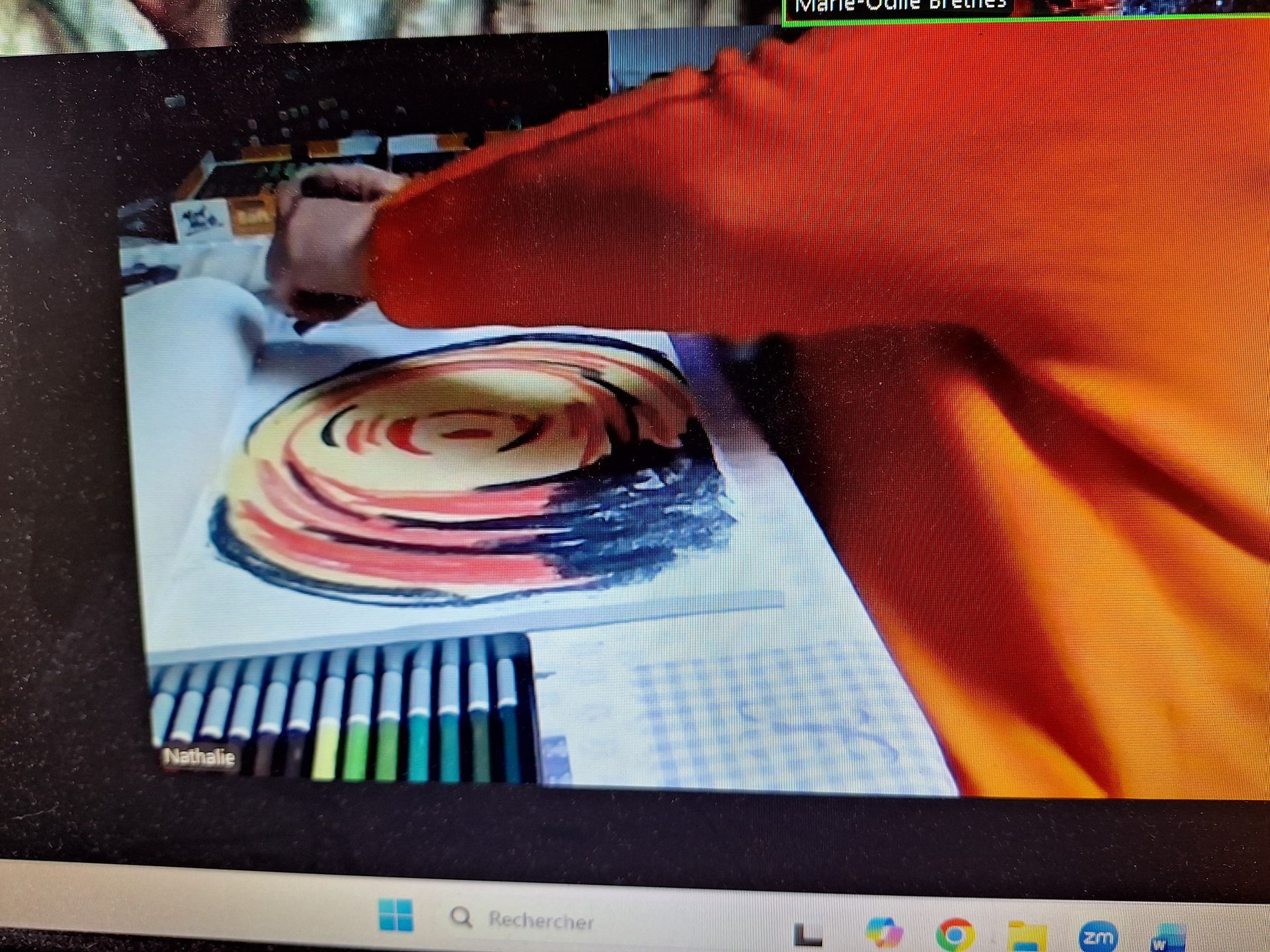 Etudiante qui regarde les dessins réalisés pendant el stage de ressourcement et de pratique Etudiante qui regarde les dessins réalisés pendant el stage de ressourcement et de pratique
