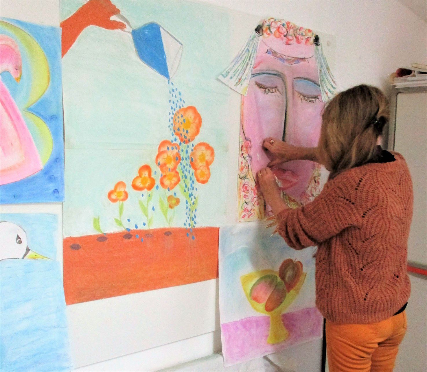 Une personne dessine en art-thérapie évolutive en institutions Une personne dessine en art-thérapie évolutive en institutions
