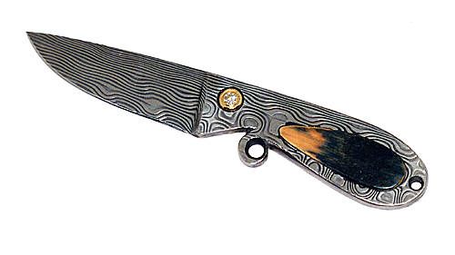 Nr.22 Interframe-Damastmesser mit Griffeinlage aus Oberflächen-Mammutelfenbein mit Brillant (0,14 ct) in Goldfassung