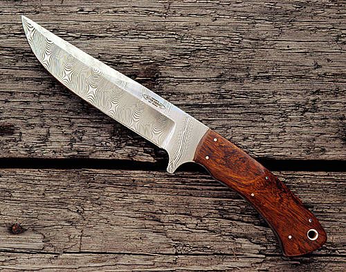 Nr.06 Großes Jagdmesser Klinge aus pulvermetal- lurgischem Damast Griff: Wüsteneisenholz