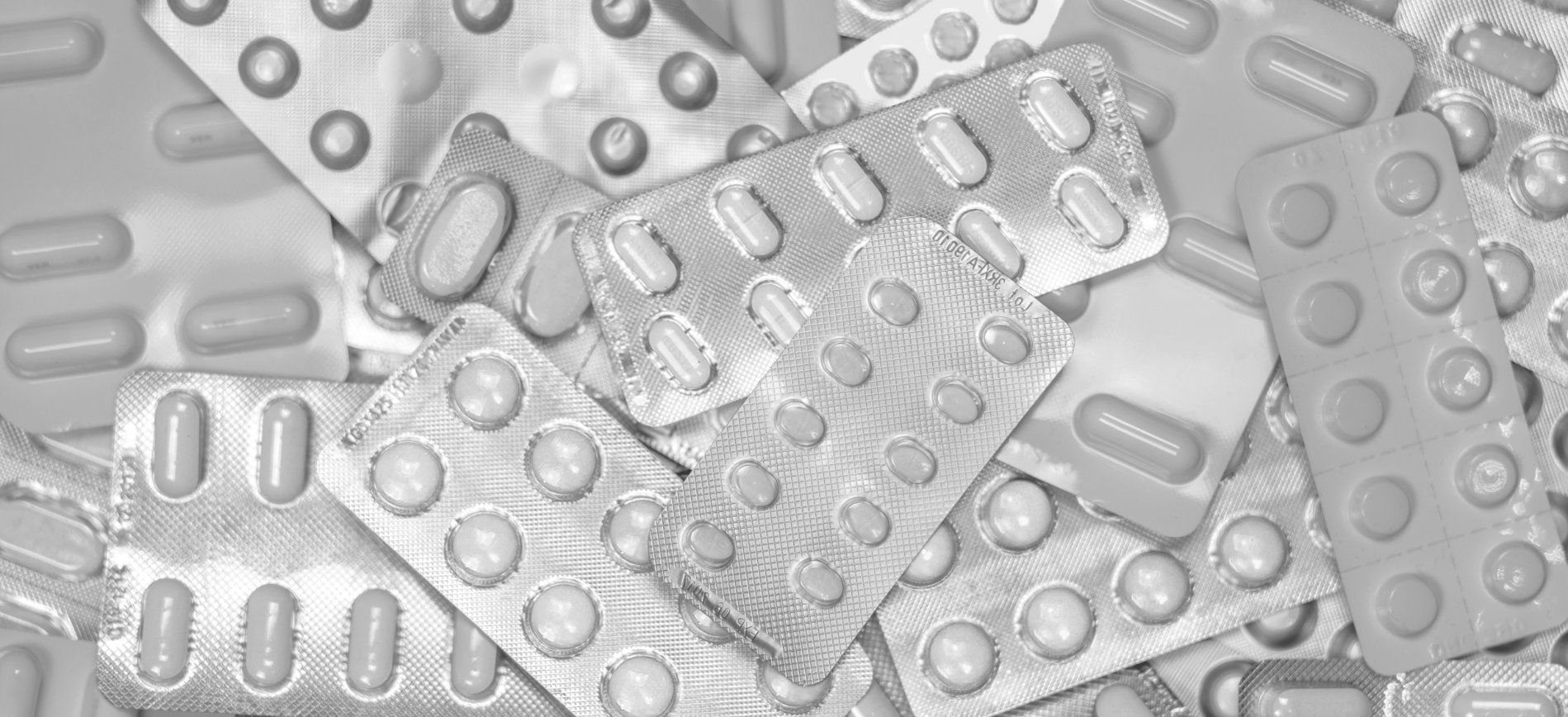 Zahlreiche Blister voller Tabletten ohne Etikettierung (Symbolbild)