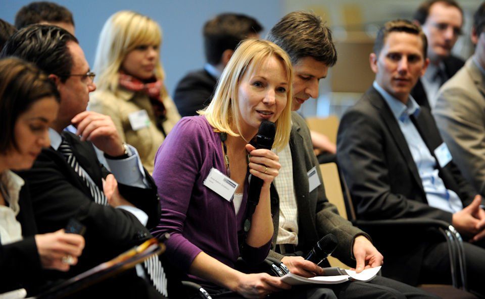 Anne Schalhorn Anne Schalhorn bei der Anmoderation eines Jahrestreffens von Trainees