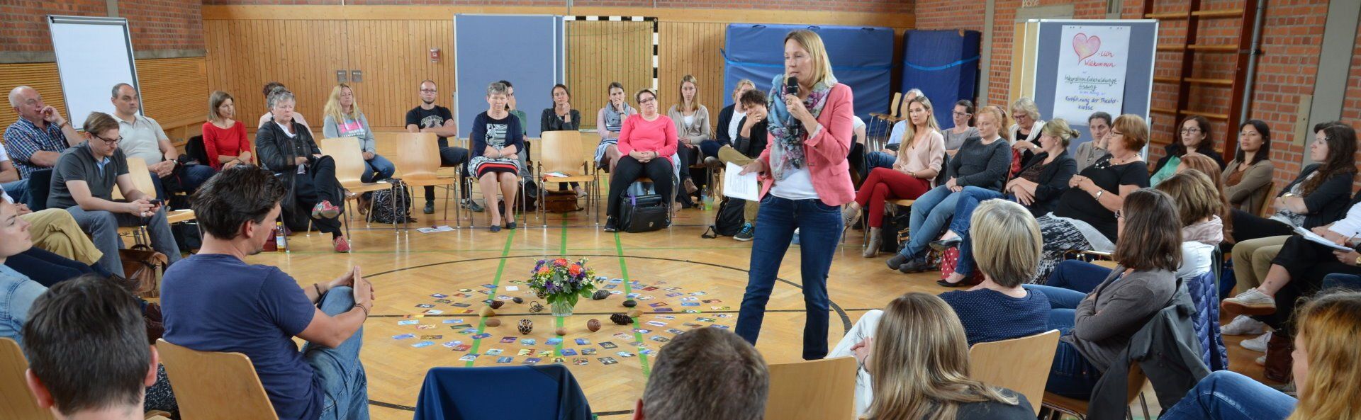 Anne Schahorn bei der Anmoderation eines Workshops Seminar Training Ausbildung Facilitation